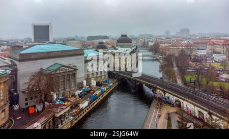 Drohnenansicht ukrainischer Flaggen über dem Bode-Museum in Berlin auf der Museumsinsel im Stadtzentrum Nebelwetter in der deutschen Hauptkirche in der Stockfoto