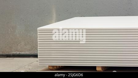 Stapeln von weiße Gipsplatten, Gipskarton oder Gipskarton. Stockfoto