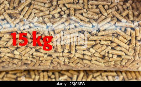 Stapel von Plastiktüten von 15 kg voll mit Holzpellets. Stockfoto