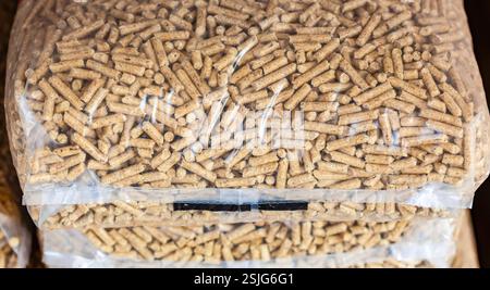 Stapel Plastiktüten voll mit Holzpellets. Stockfoto