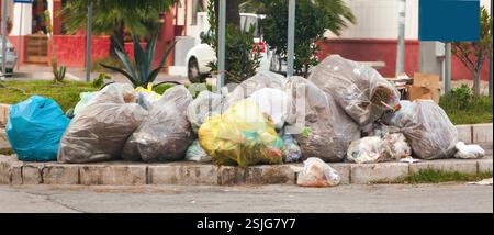 Abfallsäcke in der Straße auf dem Bürgersteig. Stockfoto
