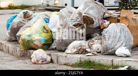 Abfallsäcke in der Straße auf dem Bürgersteig. Stockfoto