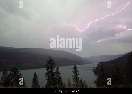 Blitzschlag über dem See Koocanusa. Lincoln County, Nordwesten von Montana. Stockfoto