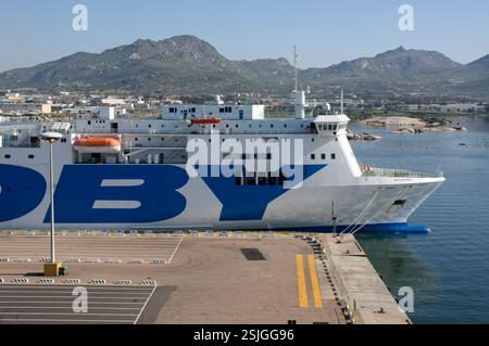 Die Moby Ro-Ro Fähre hat in Olbia, Sardinien angedockt. Stockfoto