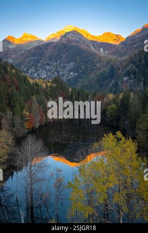 Herbstlicher Blick auf den Lago di Antillone im Formazza-Tal bei Sonnenuntergang. Alpe Devero, Devero-Tal, Antigorio-Tal, Ossola-Tal, Piemont, Verbano Cusio Ossola District, Italien. Stockfoto