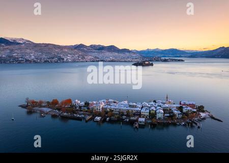 Aus der Vogelperspektive der Borromäischen Inseln während eines Wintersonnenaufgangs nach einem Schneefall. Stresa, Lago Maggiore, Verbano Cusio Ossola District, Piemont, Italien. Stockfoto