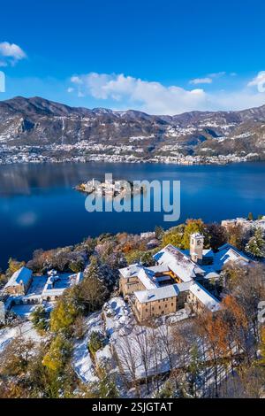 Aus der Vogelperspektive auf den Sacro Monte von Orta und die Insel San Giulio auf dem See Orta im Winter nach einem Schneefall. Orta Lake, Provinz Novara, Piemont, Italien. Stockfoto