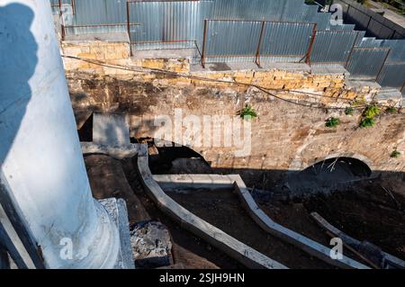 Eine Hochwinkelaufnahme zeigt die architektonischen Überreste eines alten Gebäudes, das renoviert wird, und bietet einen Einblick in die Vergangenheit. Stockfoto