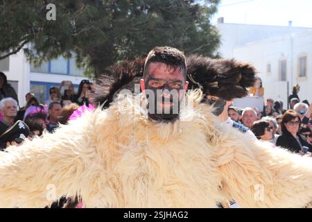 Ein junger Mann in einem Wollkostüm, dessen Gesicht während der Karnevalsfeiern in Agersani auf der Insel Naxos, Griechenland, schwarz bemalt war Stockfoto