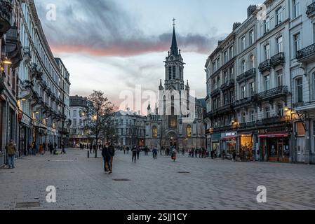Saint-Gilles, Region Brüssel-Hauptstadt - Belgien: 02 26 2021 farbenfroher Sonnenuntergang über dem Parvis Marktplatz an einem samstagabend Stockfoto