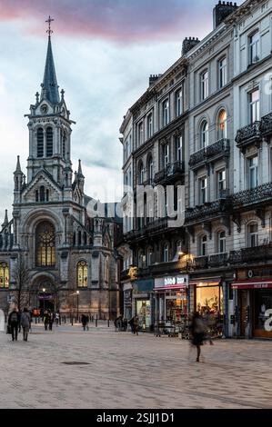 Saint-Gilles, Region Brüssel-Hauptstadt - Belgien: 02 26 2021 farbenfroher Sonnenuntergang über dem Parvis Marktplatz an einem samstagabend Stockfoto