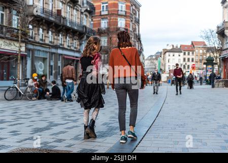 Saint-Gilles, Region Brüssel-Hauptstadt - Belgien - 02 26 2021 - modische Mädchen gehen auf den Parvis-Markt Stockfoto