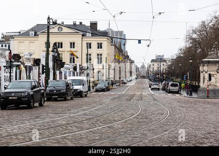 Rue Royale oder Koningsstraat zur Königlichen Kirche Saint Mary im Stadtzentrum von Brüssel, Belgien. MÄRZ 2021 Stockfoto