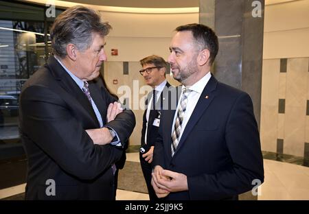 Brüssel, Belgien Februar 2025. Didier Malherbe Vorsitzender des Verwaltungsrats der belgischen Außenhandelsagentur und Vize-Premierminister und Außenminister Maxime Prevot, dargestellt während eines Pressebriefings über die belgische Wirtschaftsmission in Indien am Dienstag, den 11. Februar 2025, in Brüssel. Die belgische Wirtschaftsreise nach Indien findet vom 1. Bis 8. März 2025 statt. BELGA PHOTO ERIC LALMAND Credit: Belga News Agency/Alamy Live News Stockfoto