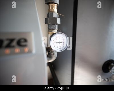 HAVIROV, TSCHECHIEN - 21. OKTOBER 2023: Ferromanometer zur Druckmessung in Rohrleitungen von Warmwasserkesseln Stockfoto