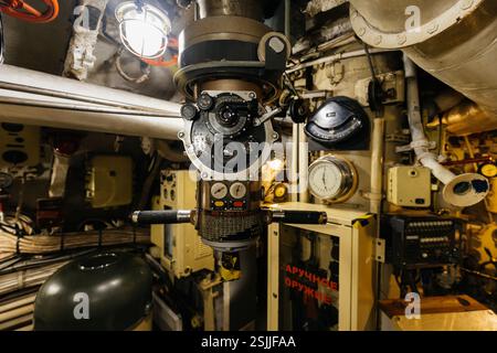 Periskop im militärischen Diesel-U-Boot. Stockfoto
