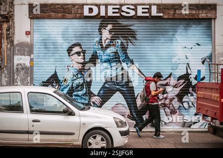 Fassade des Dieselgeschäfts mit geschlossener Ladenfront an der İstiklal Avenue in Istanbul, Türkei Stockfoto