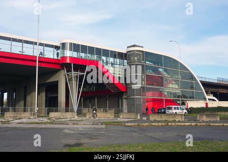 OSTRAVA-SVINOV, TSCHECHISCHE REPUBLIK - 9. NOVEMBER 2023: Modernisierte Svinov-Mosty-Brücke, Straßenbahn- und Bushaltestelle in Ostrava Stockfoto