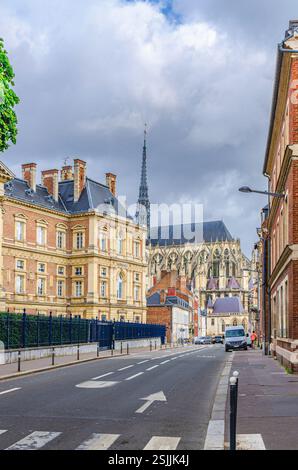 Straßenblick auf den Justizpalast Cour d'Appel und die Amiens Kathedrale im historischen Stadtzentrum, bewölkter Himmel Hintergrund, vertikale Ansicht, S Stockfoto