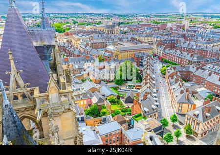 Aus der Vogelperspektive von der Spitze der Kathedrale von Amiens mit dem fleche-Turm und dem Panorama auf das alte historische Stadtzentrum von Amiens und die Randbezirke, das Departement Somme Stockfoto