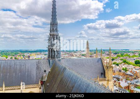 Aus der Vogelperspektive von der Spitze der Kathedrale von Amiens mit Dach, fleche-Turm und Panorama auf das alte historische Stadtzentrum von Amiens und die Randbezirke, Somme depa Stockfoto