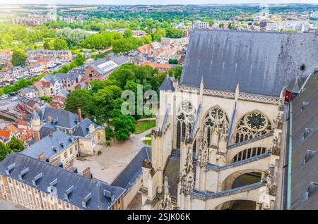 Aus der Vogelperspektive von der Spitze der Kathedrale von Amiens mit Dach und Panorama auf das alte historische Stadtzentrum und die Randbezirke von Amiens, das Departement Somme, Hauts- Stockfoto