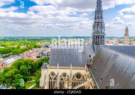 Aus der Vogelperspektive von der Spitze der Kathedrale von Amiens mit Dach, fleche-Turm und Panorama auf das alte historische Stadtzentrum von Amiens und die Randbezirke, Somme depa Stockfoto