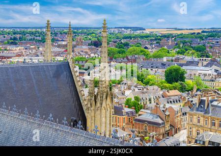 Aus der Vogelperspektive von der Spitze der Kathedrale von Amiens mit Dach, fleche-Turm und Panorama auf das alte historische Stadtzentrum von Amiens und die Randbezirke, Somme depa Stockfoto