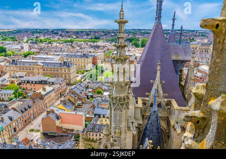 Aus der Vogelperspektive von der Spitze der Kathedrale von Amiens mit dem fleche-Turm und dem Panorama auf das alte historische Stadtzentrum von Amiens und die Randbezirke, das Departement Somme Stockfoto