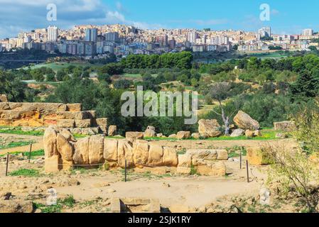 Telamone Statue, Tal der Tempel, Agrigento, Sizilien, Italien Stockfoto