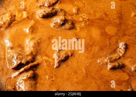 Eine Nahaufnahme von Rinderwangen, gebraten in Wein-Rosmarin und Gemüsesoße Stockfoto