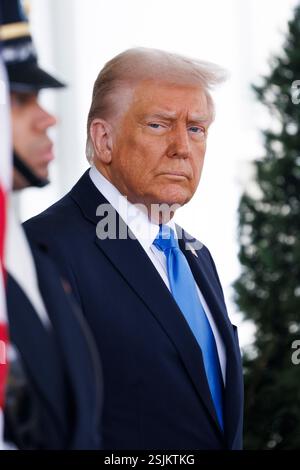 Washington, Vereinigte Staaten. Februar 2025. US-Präsident Donald J. Trump erwartet am Dienstag, den 11. Februar 2025, die Ankunft des Königs von Jordanien, Abdullah II. Ibn Al-Hussein, vor dem Westflügel des Weißen Hauses in Washington DC. Quelle: Aaron Schwartz/CNP/dpa/Alamy Live News Stockfoto