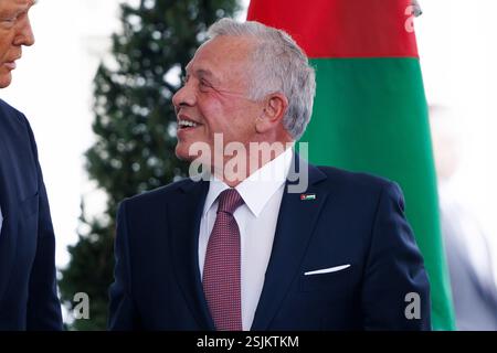 Washington, Vereinigte Staaten. Februar 2025. US-Präsident Donald J. Trump begrüßt den König von Jordanien, Abdullah II. Ibn Al-Hussein, am Dienstag, den 11. Februar 2025, vor dem Westflügel des Weißen Hauses in Washington DC. Quelle: Aaron Schwartz/CNP/dpa/Alamy Live News Stockfoto