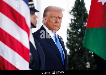 Washington, Vereinigte Staaten. Februar 2025. US-Präsident Donald J. Trump erwartet am Dienstag, den 11. Februar 2025, die Ankunft des Königs von Jordanien, Abdullah II. Ibn Al-Hussein, vor dem Westflügel des Weißen Hauses in Washington DC. Quelle: Aaron Schwartz/CNP/dpa/Alamy Live News Stockfoto