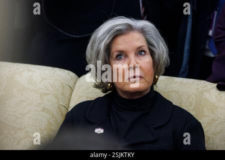 Washington, Vereinigte Staaten. Februar 2025. Susie Wiles, Stabschef des Weißen Hauses, wird am Dienstag, den 11. Februar 2025, im Oval Office des Weißen Hauses in Washington DC gesehen. Quelle: Aaron Schwartz/CNP/dpa/Alamy Live News Stockfoto