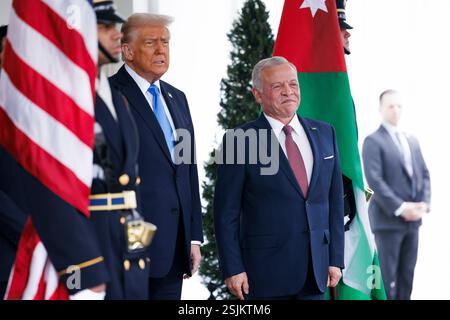 Washington, Vereinigte Staaten. Februar 2025. US-Präsident Donald J. Trump begrüßt den König von Jordanien, Abdullah II. Ibn Al-Hussein, am Dienstag, den 11. Februar 2025, vor dem Westflügel des Weißen Hauses in Washington DC. Quelle: Aaron Schwartz/CNP/dpa/Alamy Live News Stockfoto