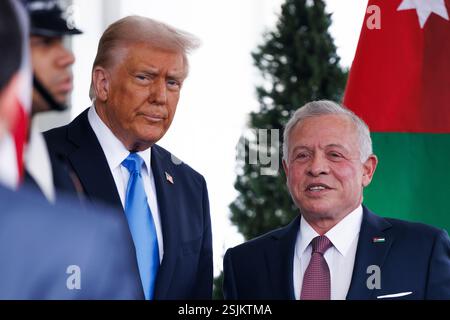 Washington, Vereinigte Staaten. Februar 2025. US-Präsident Donald J. Trump begrüßt den König von Jordanien, Abdullah II. Ibn Al-Hussein, am Dienstag, den 11. Februar 2025, vor dem Westflügel des Weißen Hauses in Washington DC. Quelle: Aaron Schwartz/CNP/dpa/Alamy Live News Stockfoto