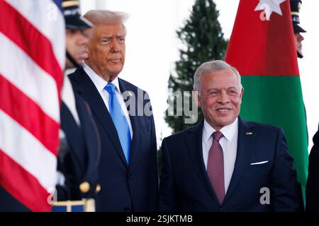 Washington, Vereinigte Staaten. Februar 2025. US-Präsident Donald J. Trump begrüßt den König von Jordanien, Abdullah II. Ibn Al-Hussein, am Dienstag, den 11. Februar 2025, vor dem Westflügel des Weißen Hauses in Washington DC. Quelle: Aaron Schwartz/CNP/dpa/Alamy Live News Stockfoto