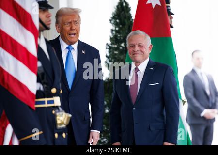 Washington, Vereinigte Staaten. Februar 2025. US-Präsident Donald J. Trump begrüßt den König von Jordanien, Abdullah II. Ibn Al-Hussein, am Dienstag, den 11. Februar 2025, vor dem Westflügel des Weißen Hauses in Washington DC. Quelle: Aaron Schwartz/CNP/dpa/Alamy Live News Stockfoto