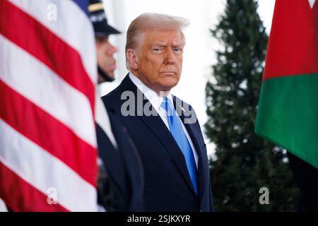 Washington, Vereinigte Staaten. Februar 2025. US-Präsident Donald J. Trump erwartet am Dienstag, den 11. Februar 2025, die Ankunft des Königs von Jordanien, Abdullah II. Ibn Al-Hussein, vor dem Westflügel des Weißen Hauses in Washington DC. Quelle: Aaron Schwartz/CNP/dpa/Alamy Live News Stockfoto