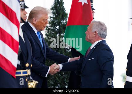 Washington, Vereinigte Staaten. Februar 2025. US-Präsident Donald J. Trump begrüßt den König von Jordanien, Abdullah II. Ibn Al-Hussein, am Dienstag, den 11. Februar 2025, vor dem Westflügel des Weißen Hauses in Washington DC. Quelle: Aaron Schwartz/CNP/dpa/Alamy Live News Stockfoto