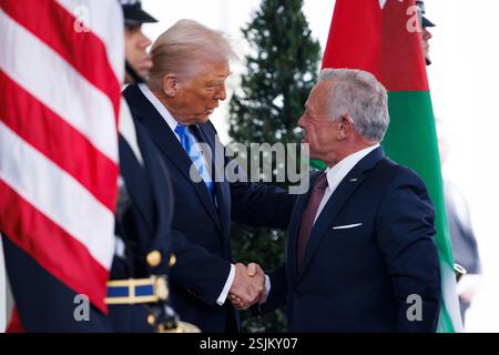 Washington, Vereinigte Staaten. Februar 2025. US-Präsident Donald J. Trump begrüßt den König von Jordanien, Abdullah II. Ibn Al-Hussein, am Dienstag, den 11. Februar 2025, vor dem Westflügel des Weißen Hauses in Washington DC. Quelle: Aaron Schwartz/CNP/dpa/Alamy Live News Stockfoto