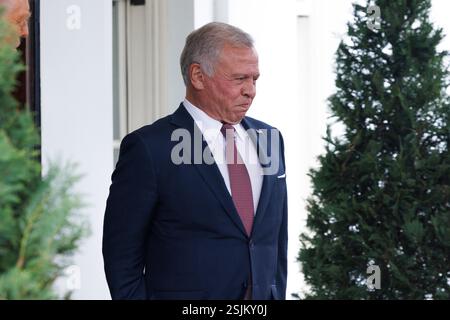 Washington, Vereinigte Staaten. Februar 2025. Der König von Jordanien, Abdullah II. Ibn Al-Hussein, verlässt das Weiße Haus nach einem Treffen mit US-Präsident Donald Trump (nicht abgebildet) am Dienstag, den 11. Februar 2025 in Washington DC. Quelle: Aaron Schwartz/CNP/dpa/Alamy Live News Stockfoto