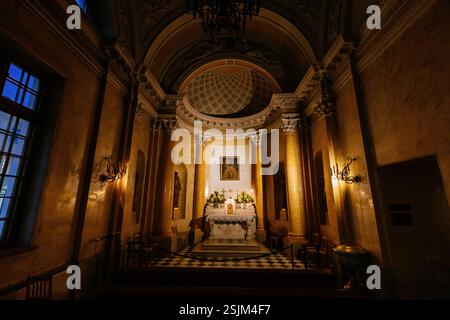 Inneres der katholischen Kirche Basilika St. Katharina von Alexandria in Sankt Petersburg, Russland, 5. November 2024. Stockfoto