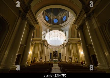 Inneres der katholischen Kirche Basilika St. Katharina von Alexandria in Sankt Petersburg, Russland, 5. November 2024. Stockfoto