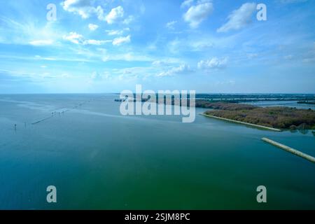 Ein ruhiger Blick aus der Vogelperspektive mit üppigen Mangrovenwäldern und ausgedehnten Feuchtgebieten an der Küste. Das Bild zeigt die komplizierten Wasserkanäle und das grüne Gemüse Stockfoto