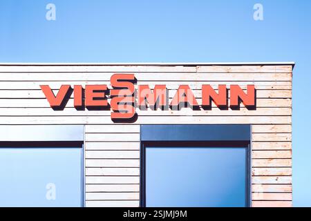 Nowy Tomysl, Polen - 11. Februar 2025. Viessmann-Logo in einem Vertriebsbüro - Viessmann ist ein deutscher Hersteller von Heizungs- und Kälteanlagen. Stockfoto