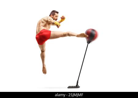 Aufnahme eines Kickboxers in voller Länge, der einen Sprungstoß mit einem Stand auf weißem Hintergrund macht Stockfoto