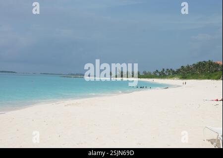 Cabbage Beach ist ein unberührter weißer Sandstrand mit türkisfarbenem Wasser. Es ist der perfekte idyllische Kurzurlaub und ein Paradies gefunden. Bahamas. Der Strand liegt Stockfoto