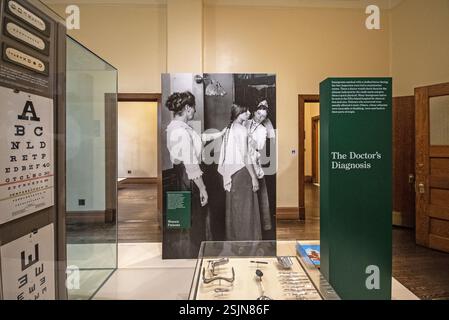 Foto, das die medizinische Untersuchung einer Einwandererin zeigt, Ellis Island National Museum of Immigration, Ellis Island, New York City, USA Stockfoto